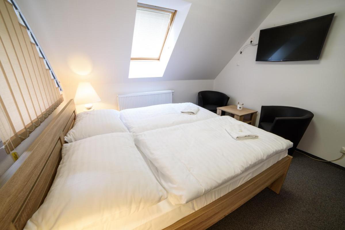 Готель Motorest-Pension U Hrachu,S.R.O. Клатови Екстер'єр фото
